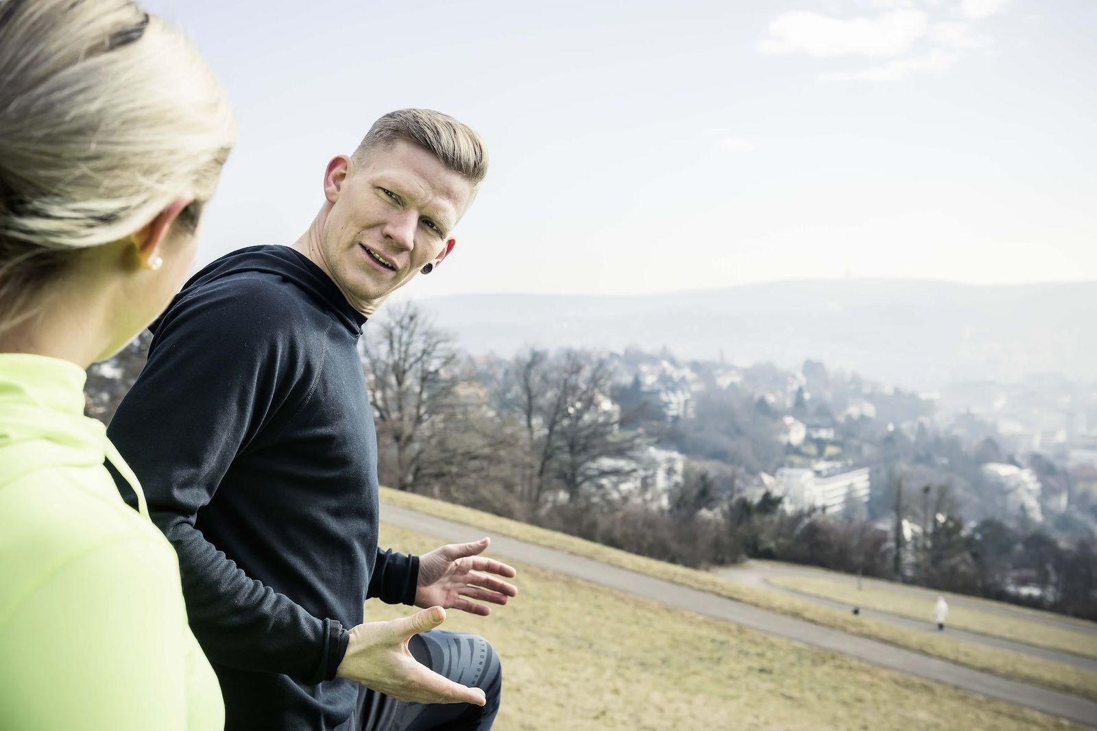 Florian Schwab erklärt einer Klientin eine Übung beim Outdoor-Training